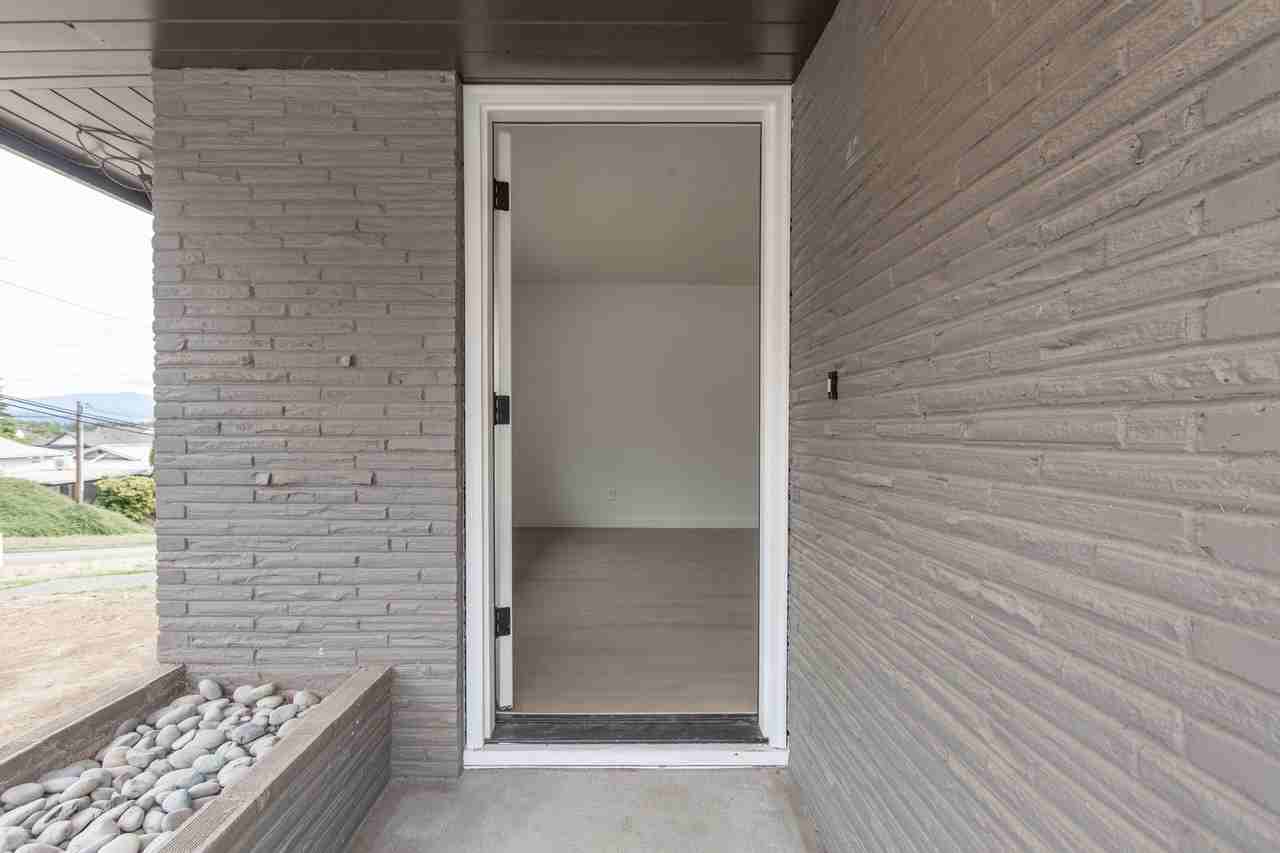 641 Ne Dallas St - Photo 5 of 23