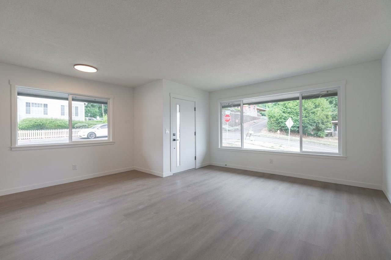 641 Ne Dallas St - Photo 6 of 23