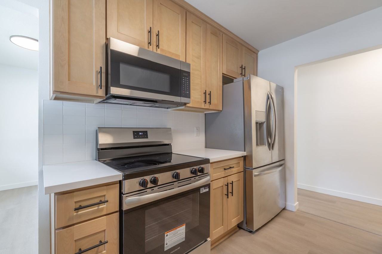 641 Ne Dallas St - Photo 7 of 23