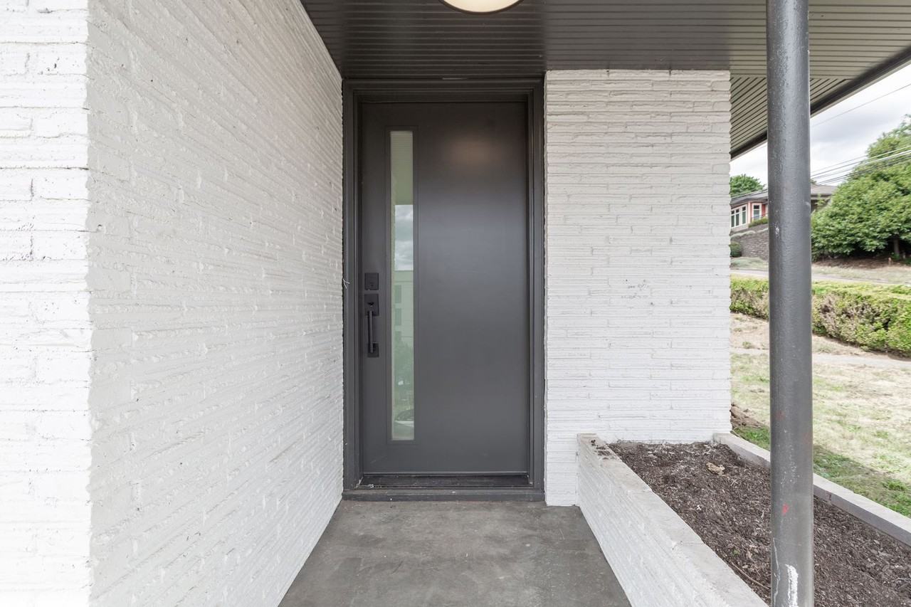 623 Ne Dallas St - Photo 2 of 23