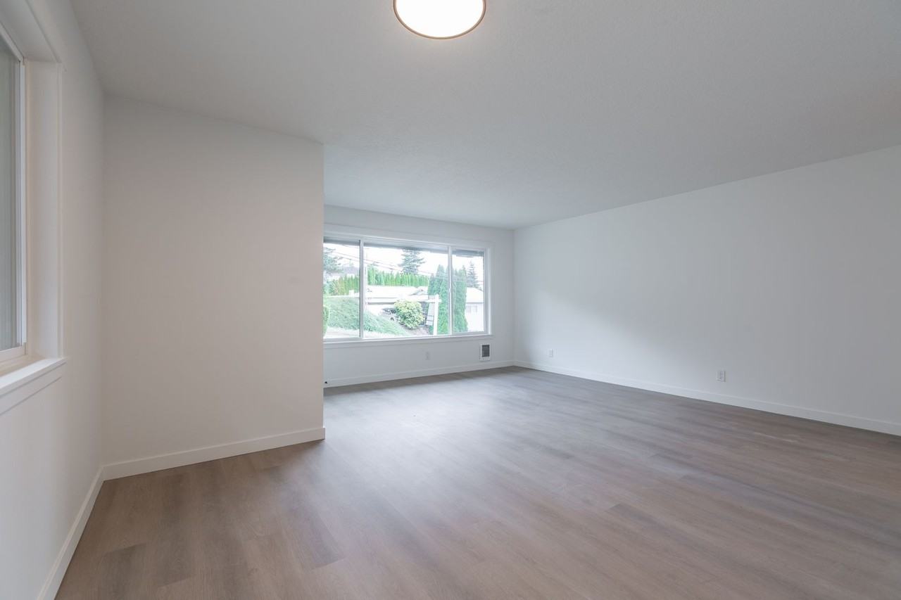 629 Ne Dallas St - Photo 4 of 23