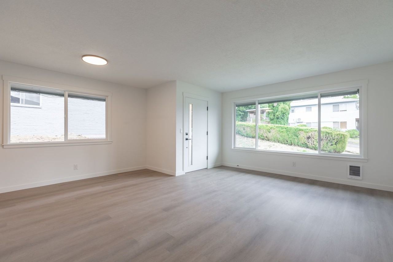 629 Ne Dallas St - Photo 5 of 23