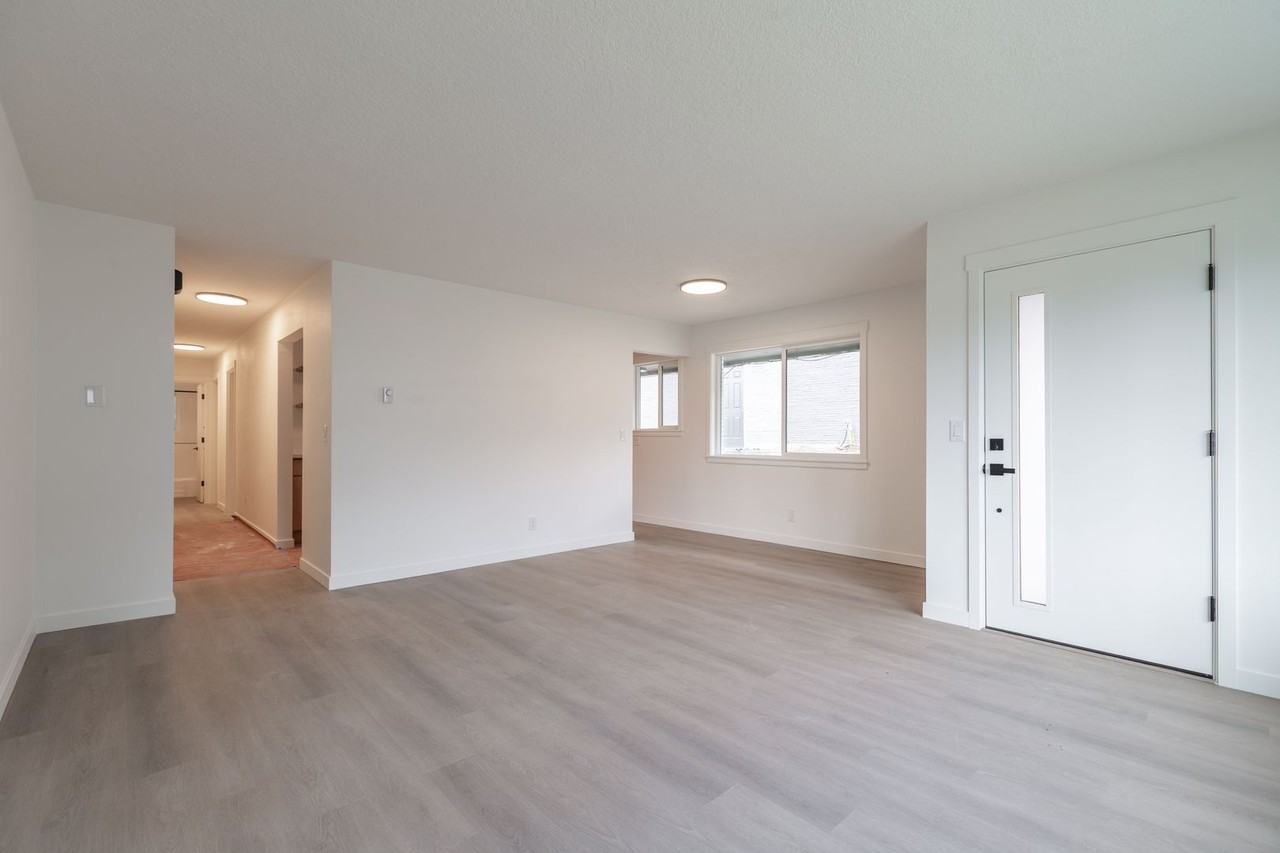 629 Ne Dallas St - Photo 6 of 23