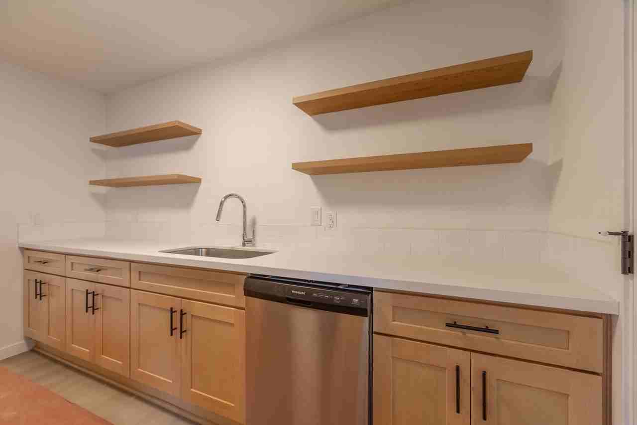 629 Ne Dallas St - Photo 7 of 23