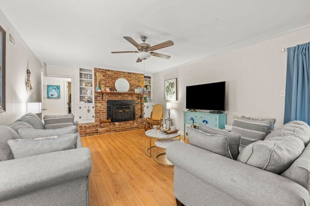 1614 Queensbury St - Photo 2 of 38