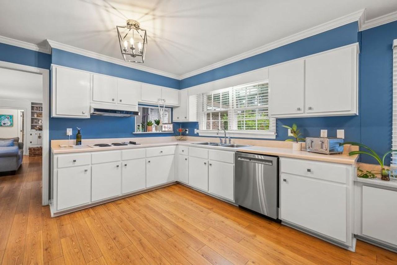 1614 Queensbury St - Photo 3 of 38