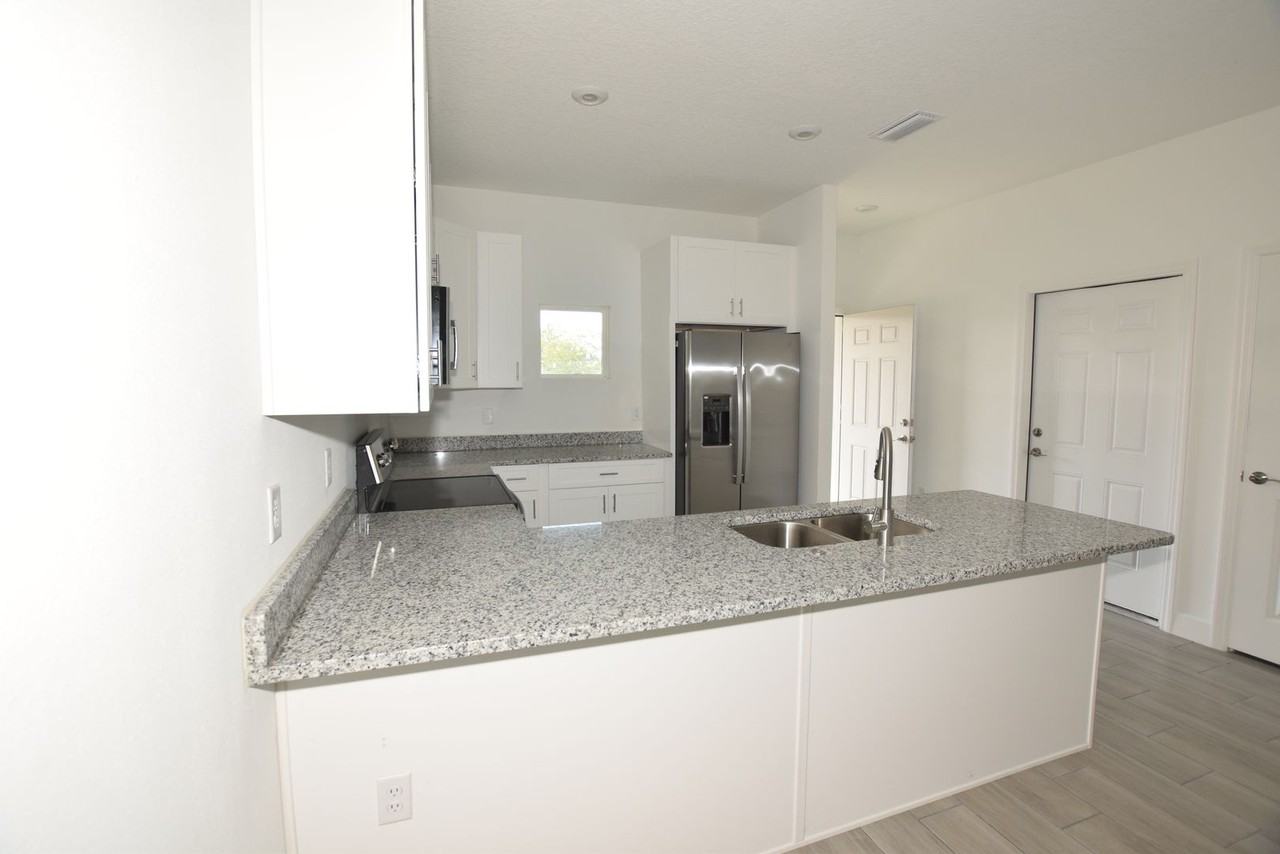 460 Lake Shore Pkwy - Photo 4 of 27