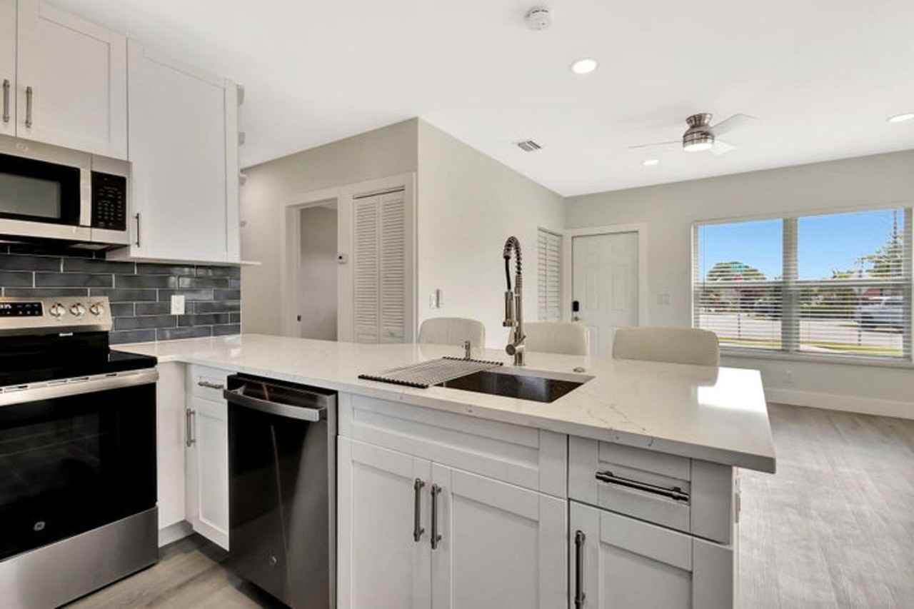 1335 Lee St - Photo 3 of 28