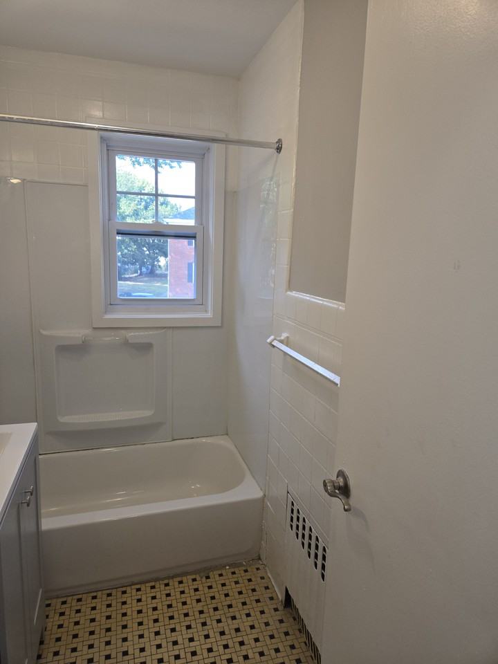 516 Lexington Ave #204 - Photo 3 of 10