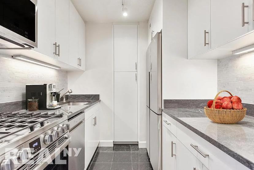 York Ave #2J - Photo 2 of 3