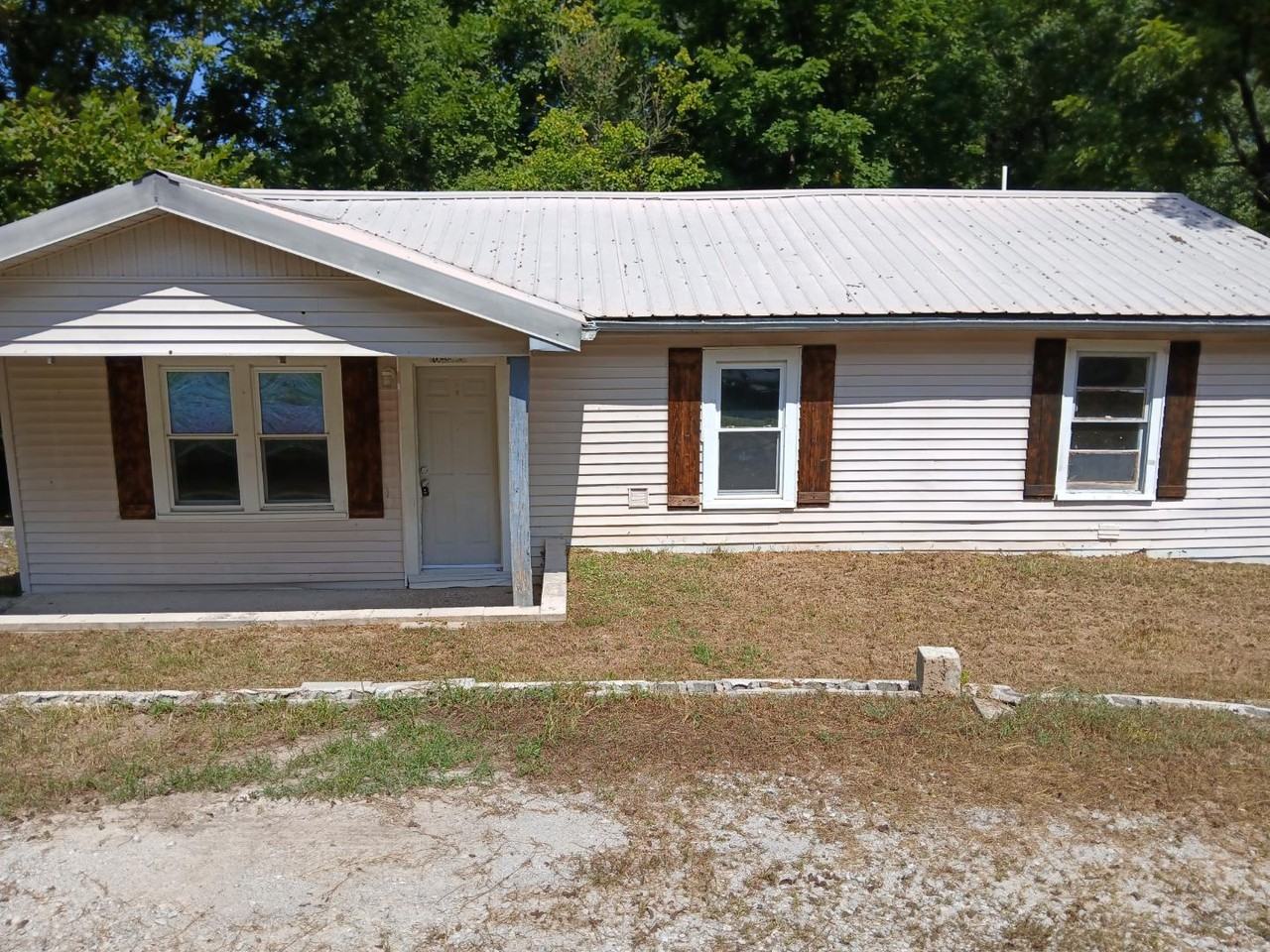 112 Waterloo Rd - Photo 2 of 12