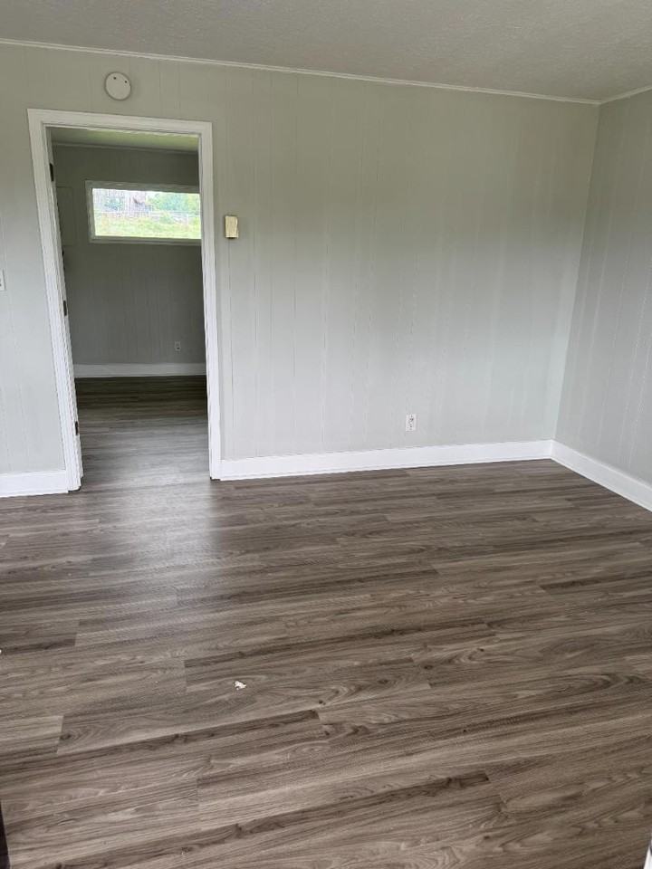 111 Roseview Dr - Photo 2 of 9