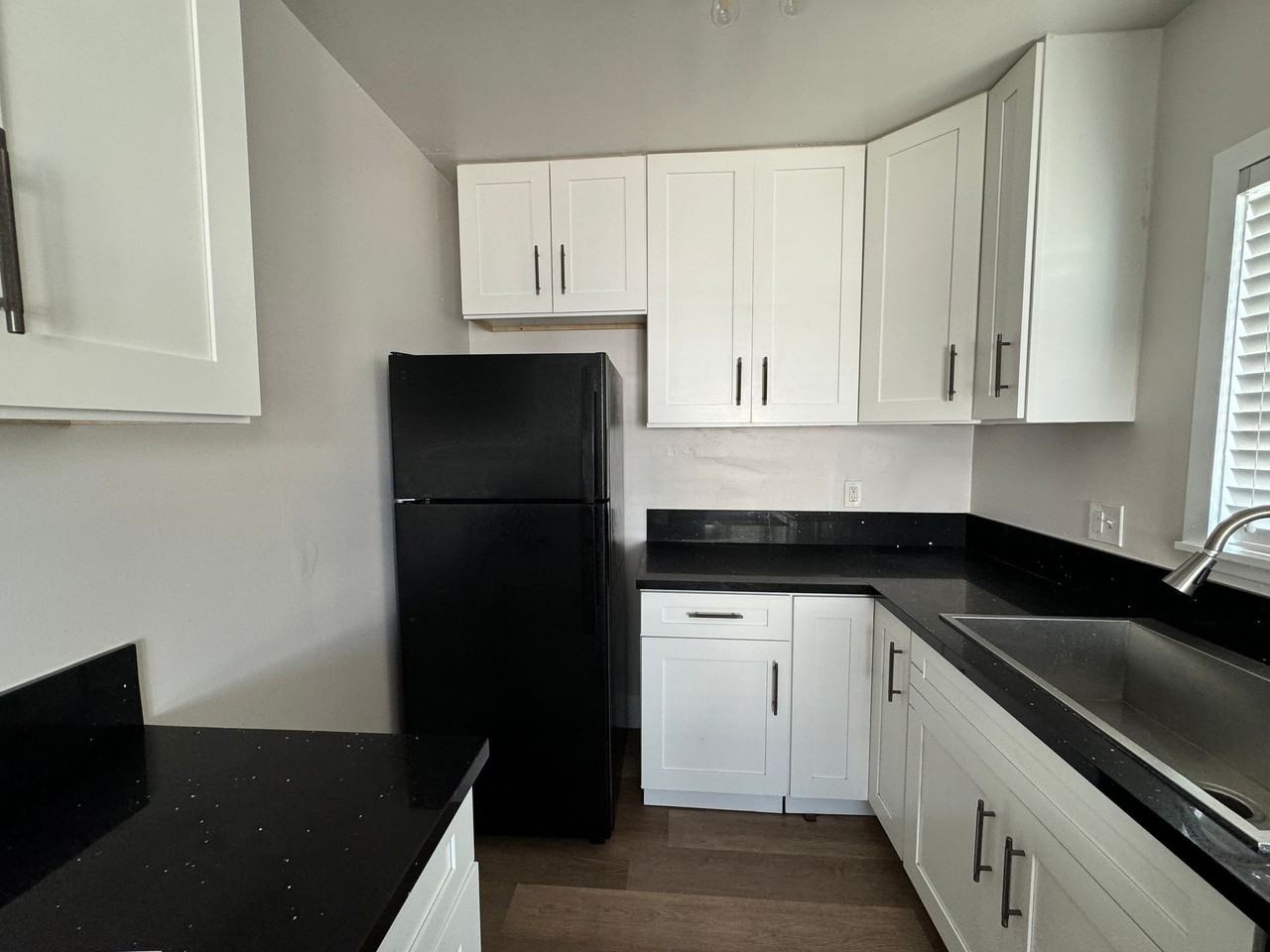 1128 Orange Ave - Photo 5 of 9