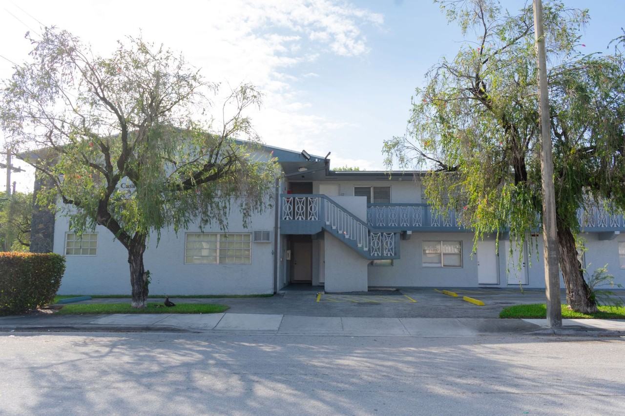 Airport Manor - Photo 2 of 32