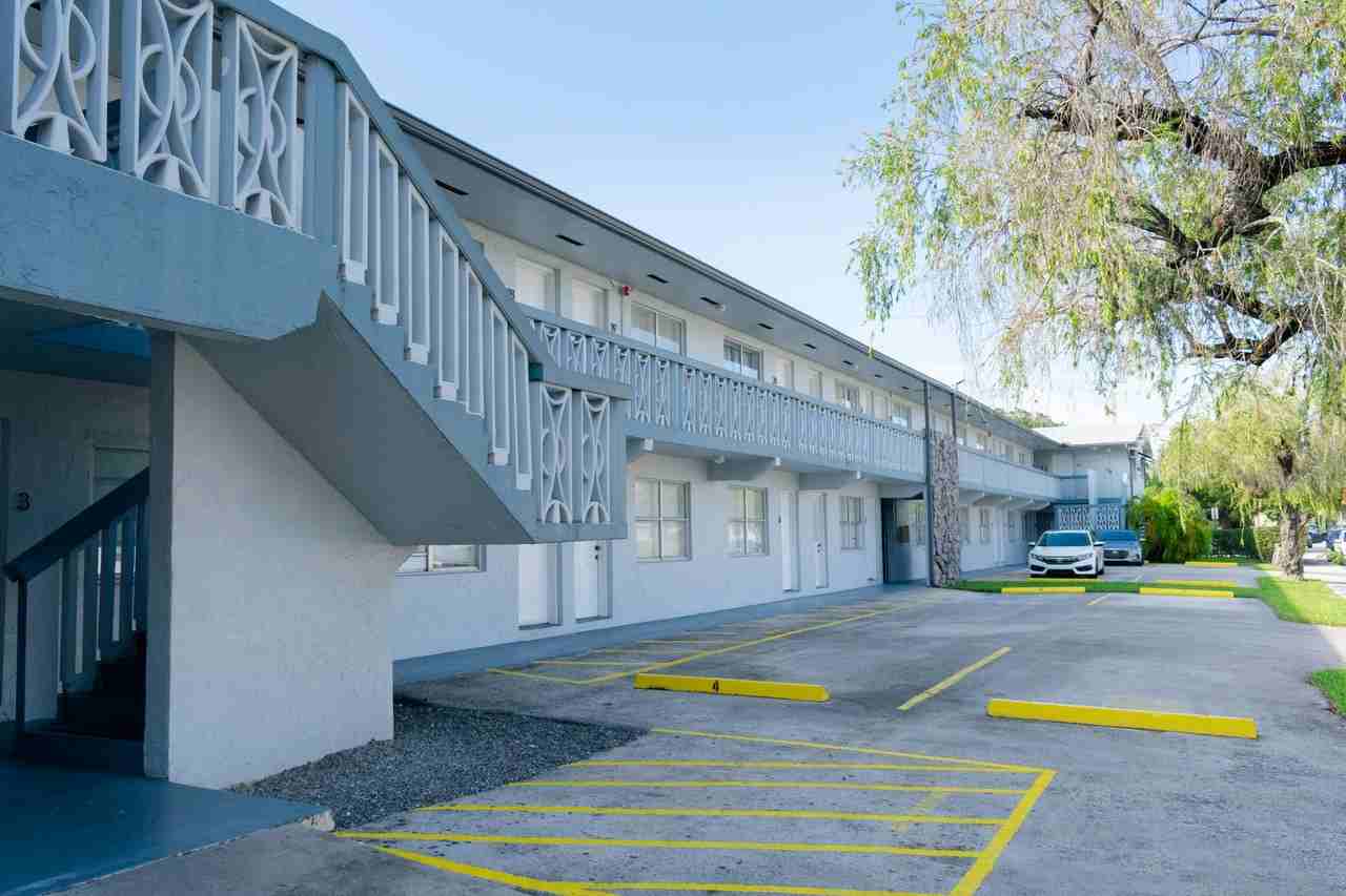 Airport Manor - Photo 3 of 32