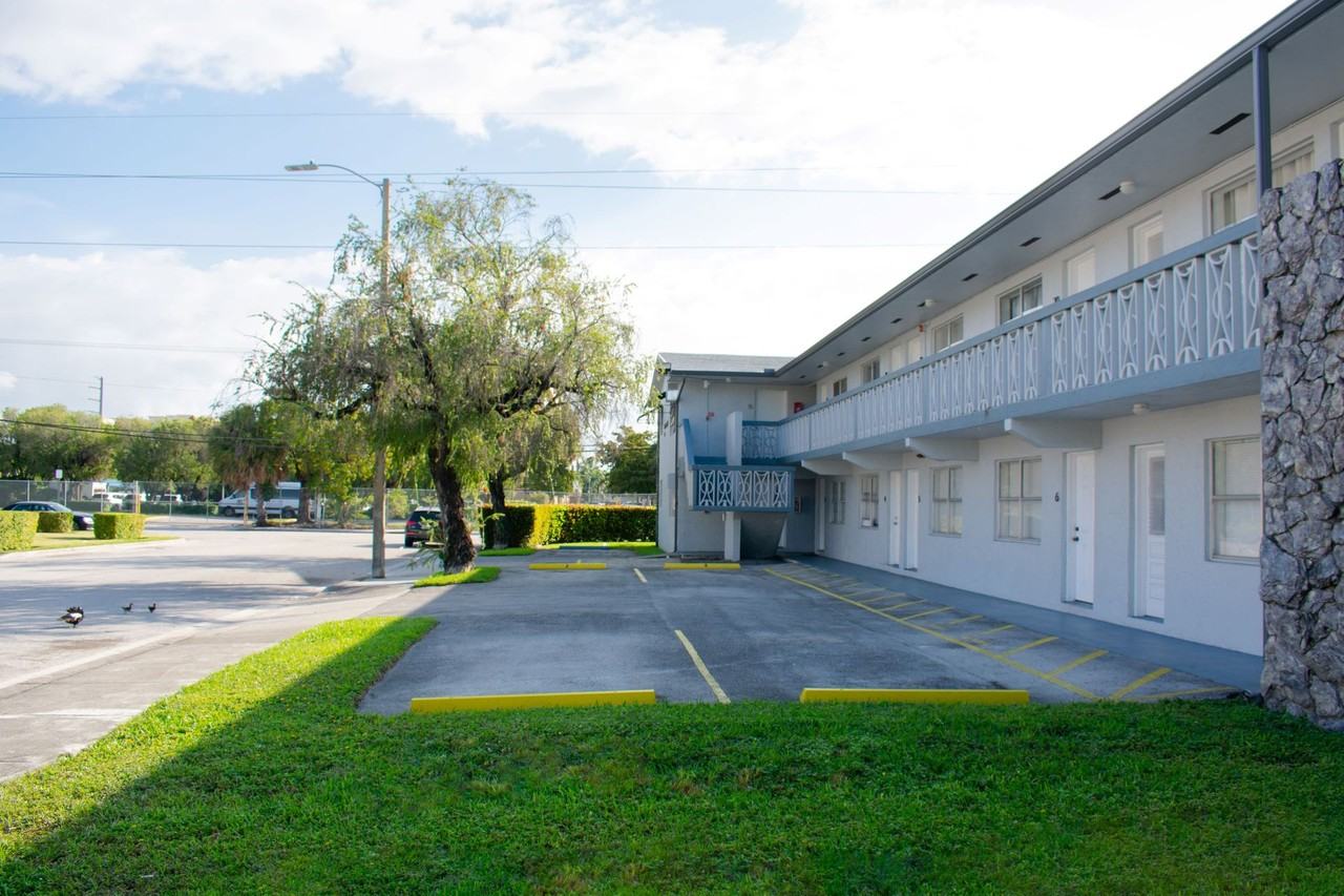 Airport Manor - Photo 5 of 32