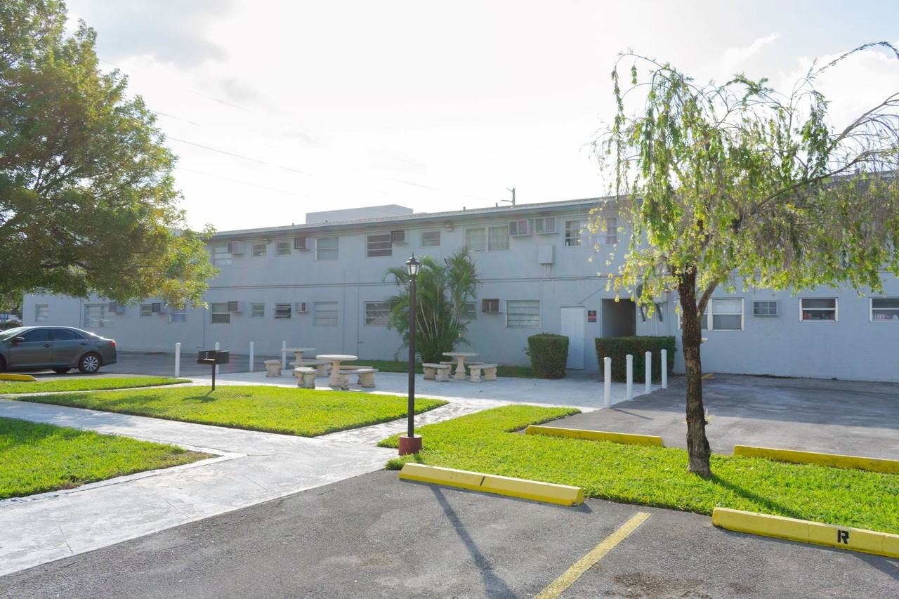 Airport Manor - Photo 6 of 32