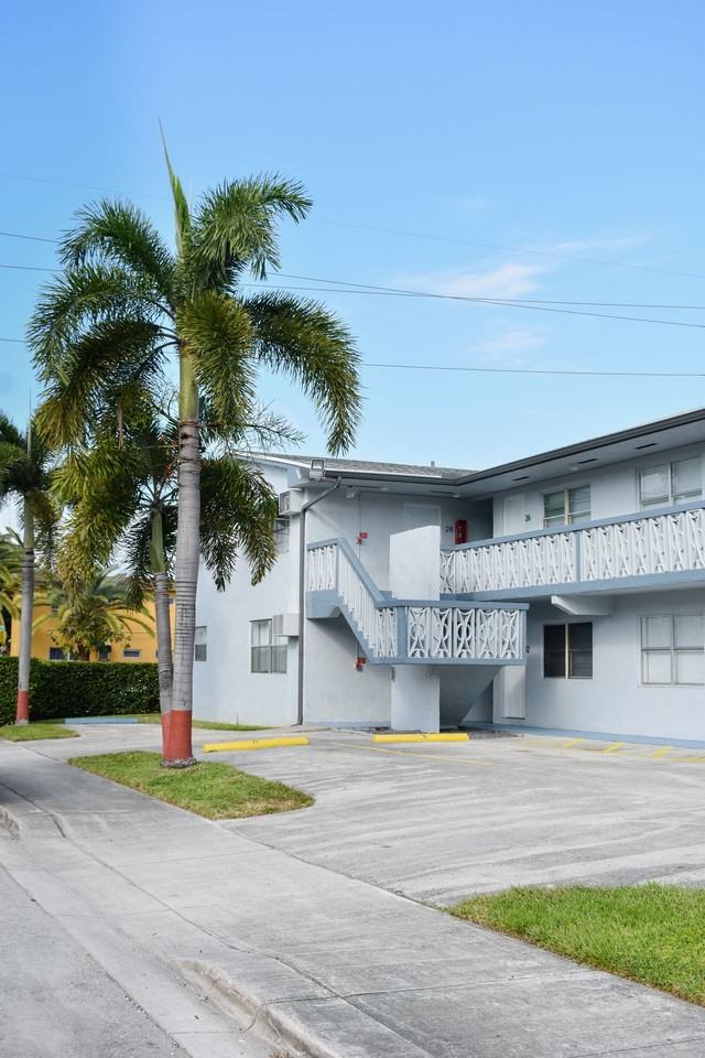 Airport Manor - Photo 7 of 32