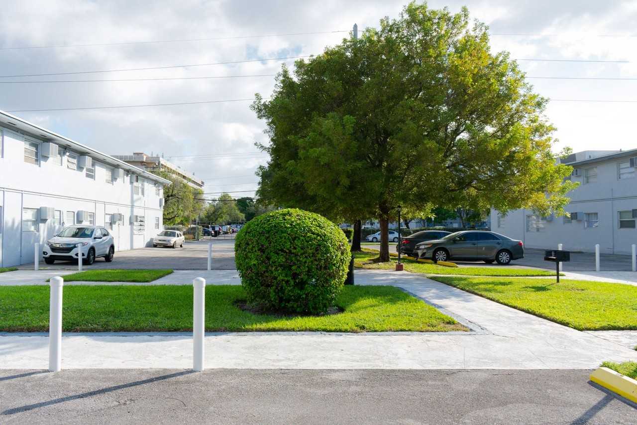 Airport Manor - Photo 2 of 11