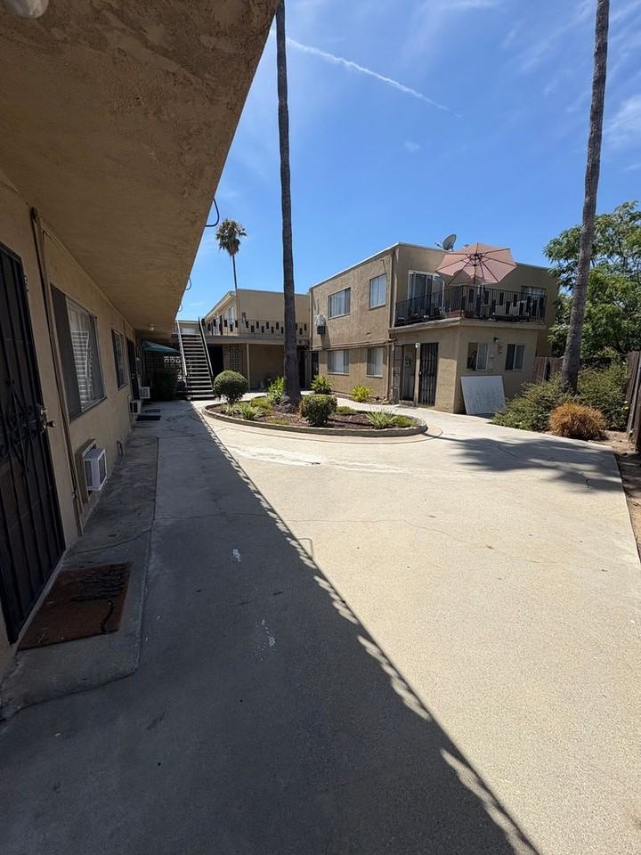225 W. Palmetto Dr - Photo 2 of 29