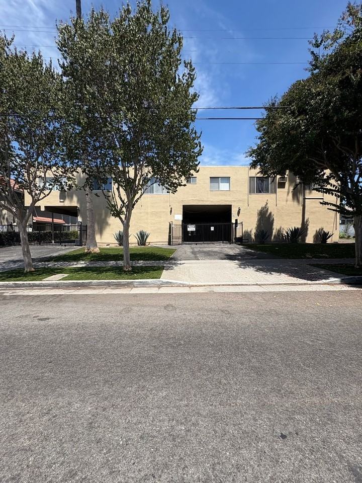 225 W. Palmetto Dr - Photo 3 of 29