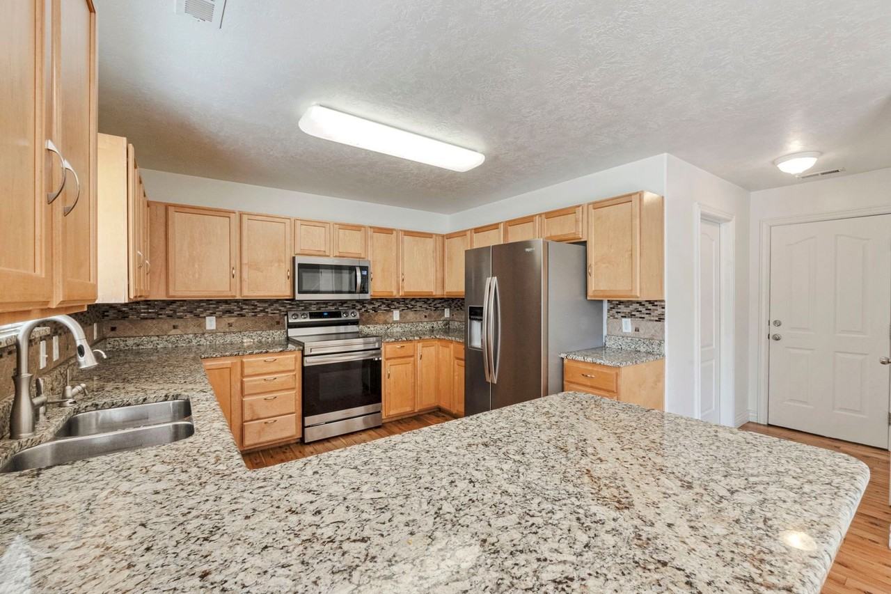 503 N 850 W - Photo 3 of 34
