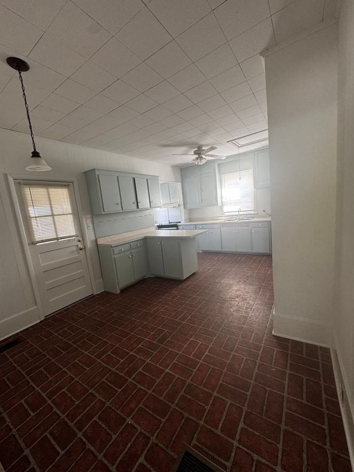 403 Hadley Ave - Photo 2 of 9