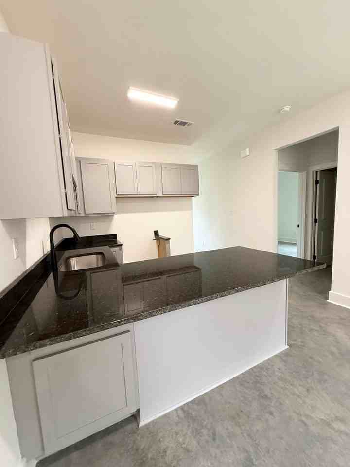 55 Acorn St #B - Photo 4 of 8