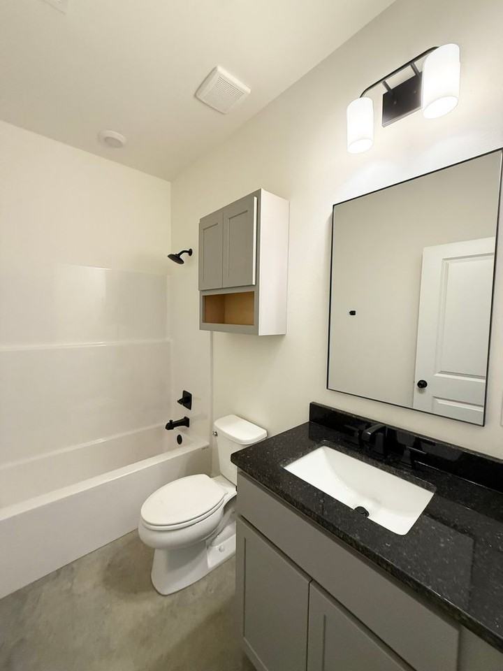 55 Acorn St #B - Photo 5 of 8