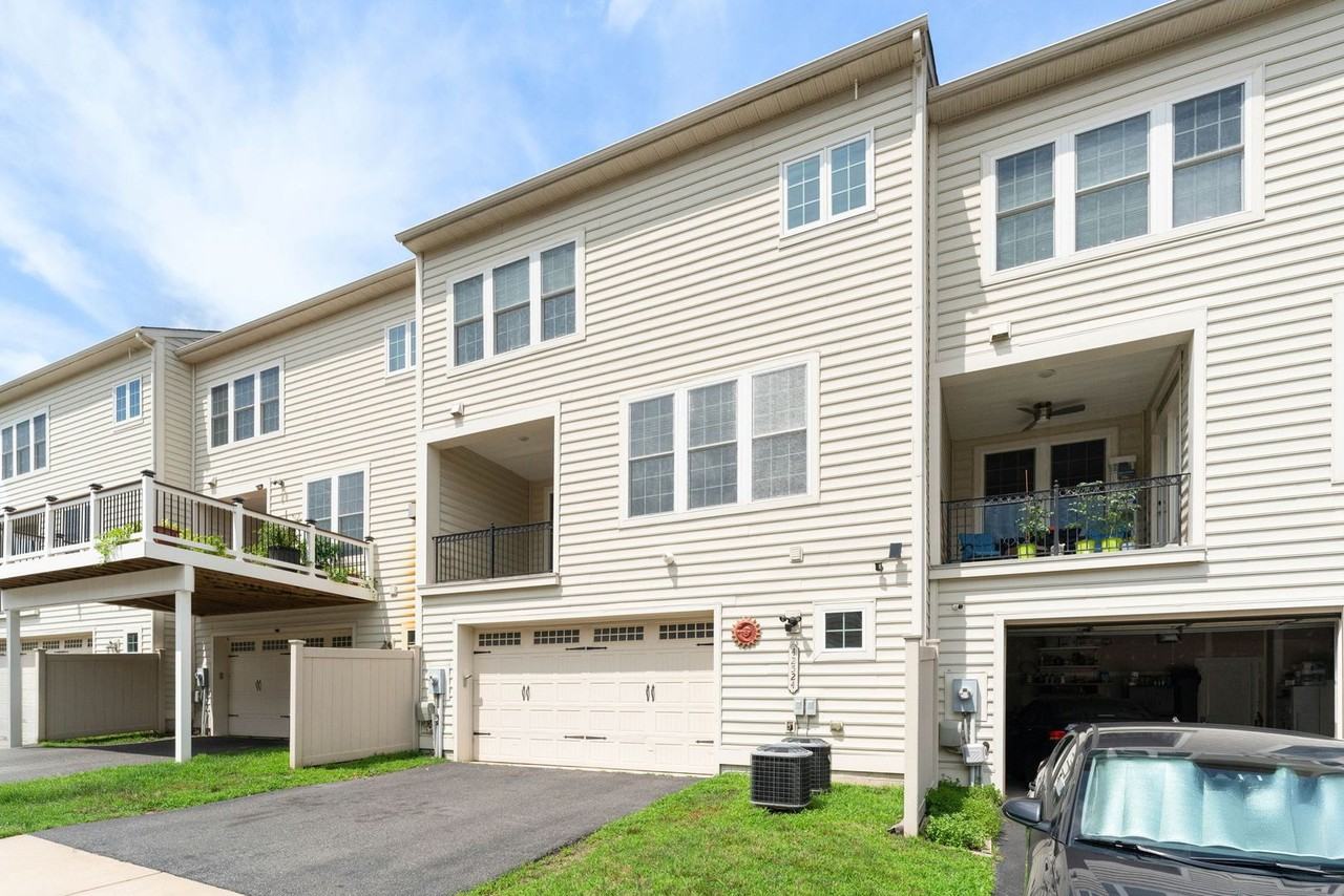 42524 Rowderbury Sq - Photo 2 of 50
