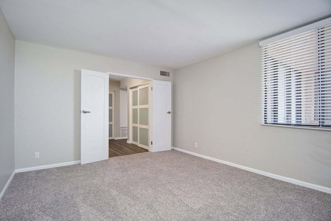 321 E Fairview Ave - Photo 7 of 33