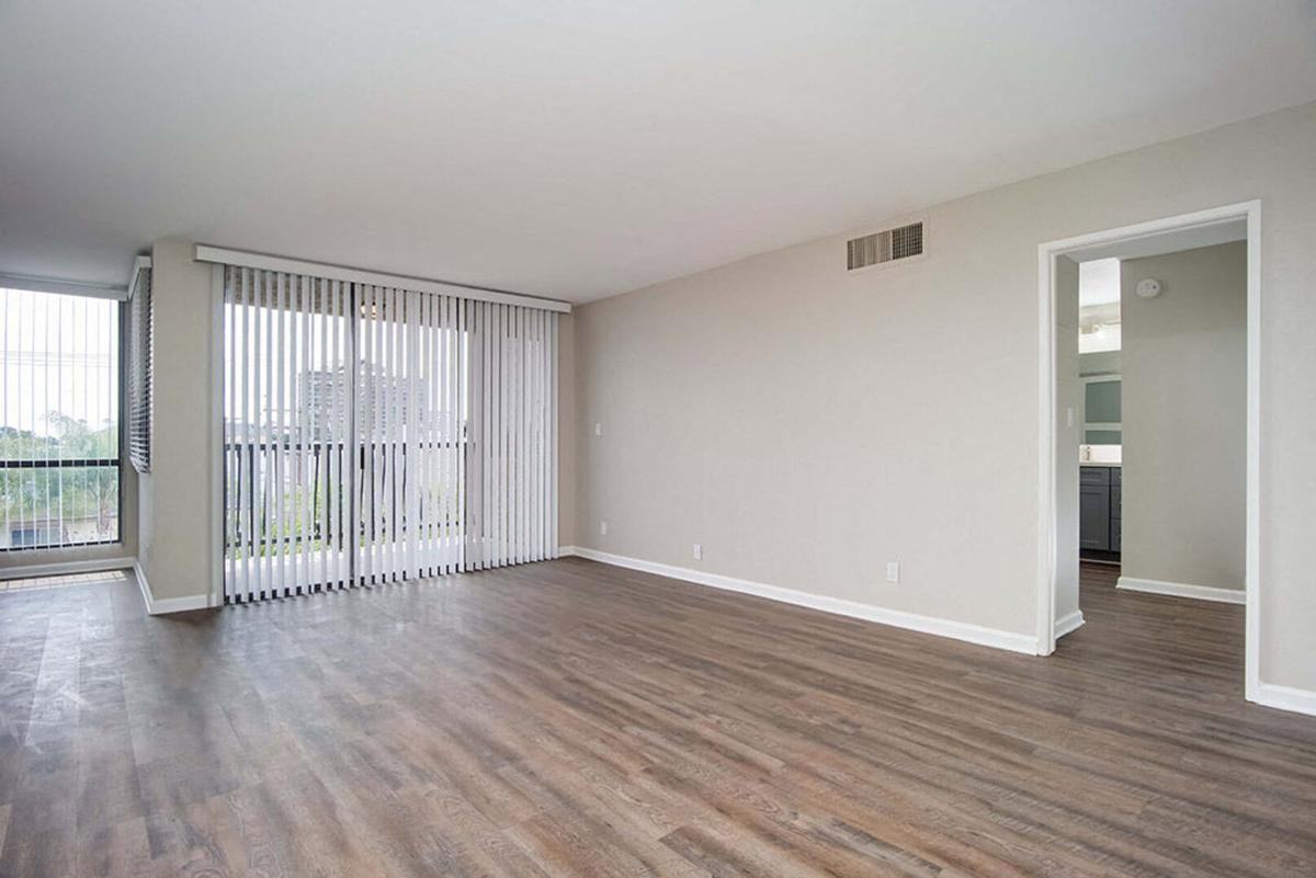 321 E Fairview Ave - Photo 6 of 33