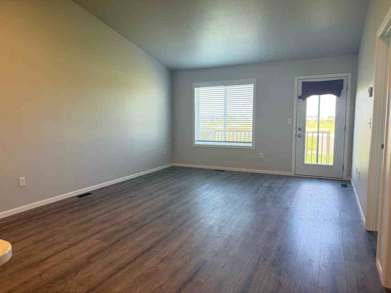 842 1st Ave - Photo 7 of 28
