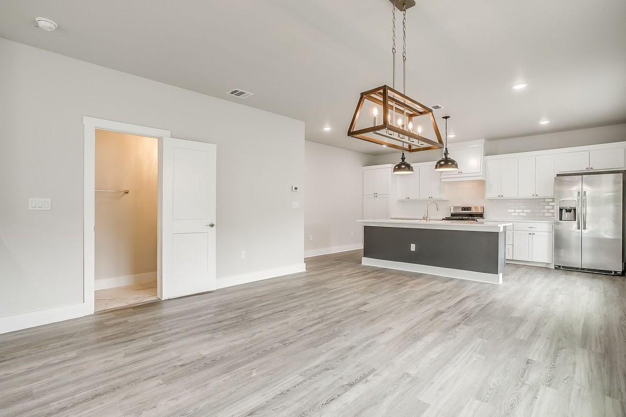 2716 Forest Park Blvd - Photo 5 of 37