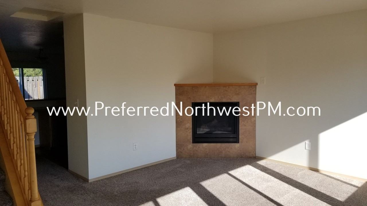 685 Pine Ct - Photo 2 of 9
