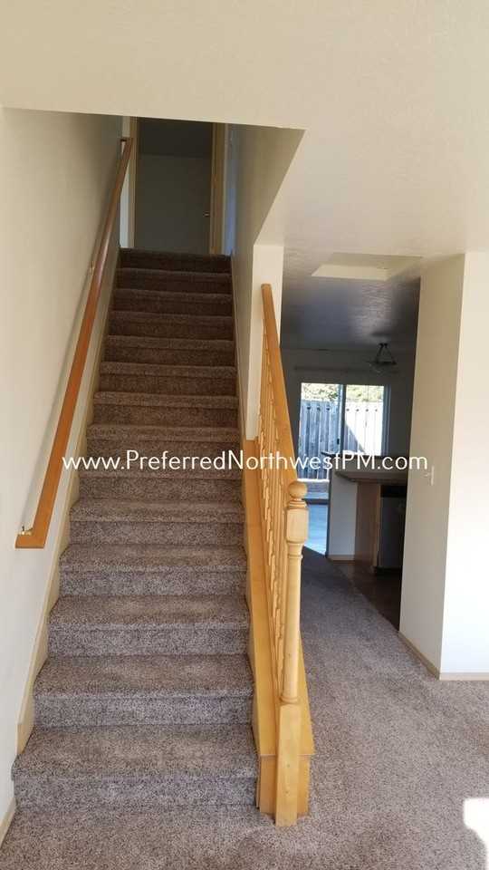 685 Pine Ct - Photo 3 of 9