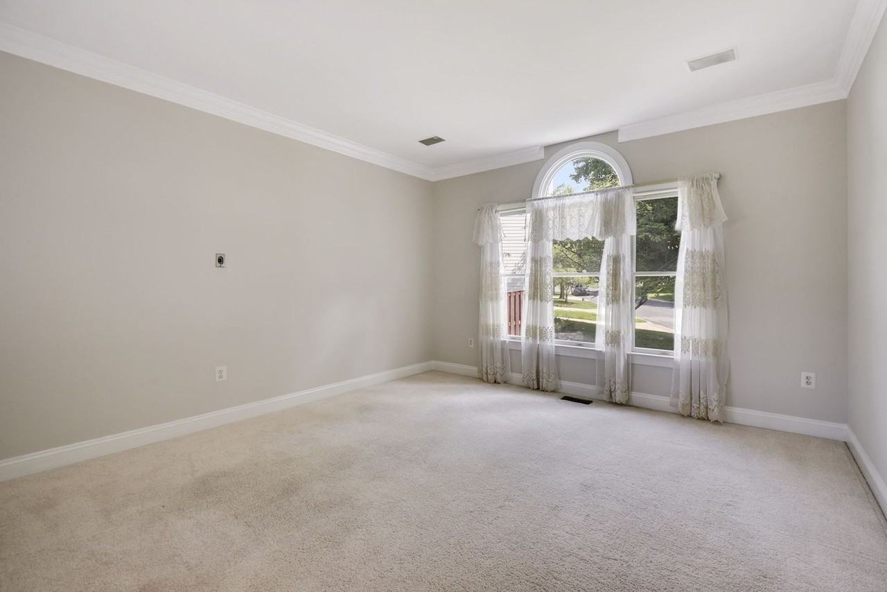 9202 Linden Grove Ct - Photo 5 of 38