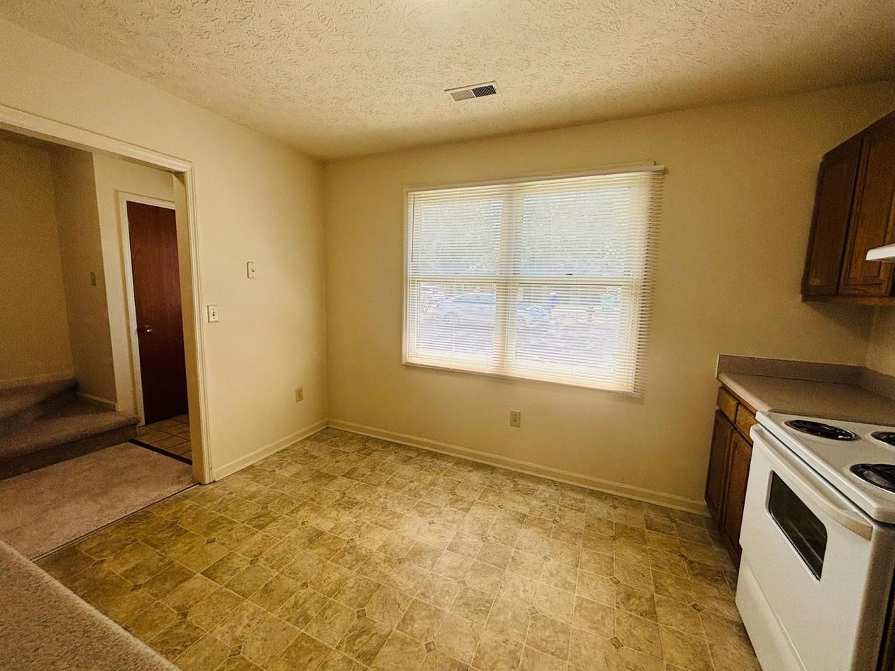 1707 Emerald St - Photo 3 of 17