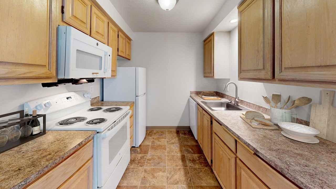 Spacious 2 Bedroom Blocks from Downtown Salem! Washer/Dryer included! Mini Split Heating/Air Conditioning! - Photo 5 of 8