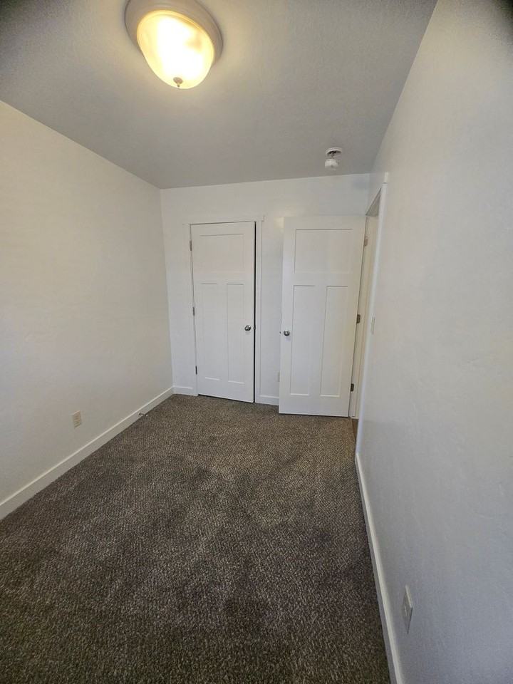 727 E 125 N - Photo 5 of 7