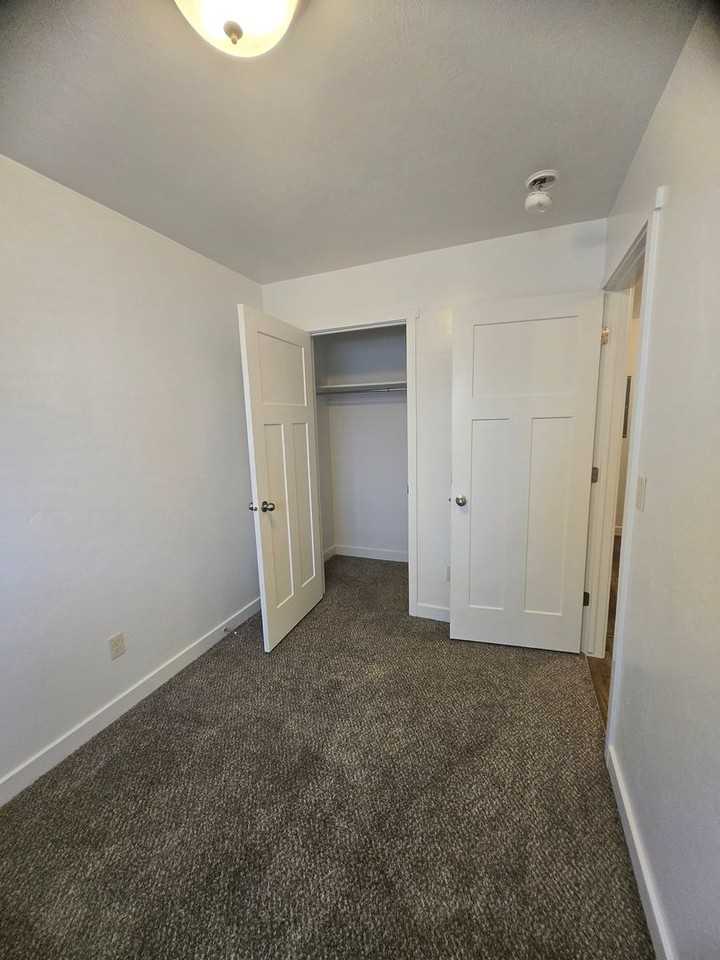 727 E 125 N - Photo 6 of 7