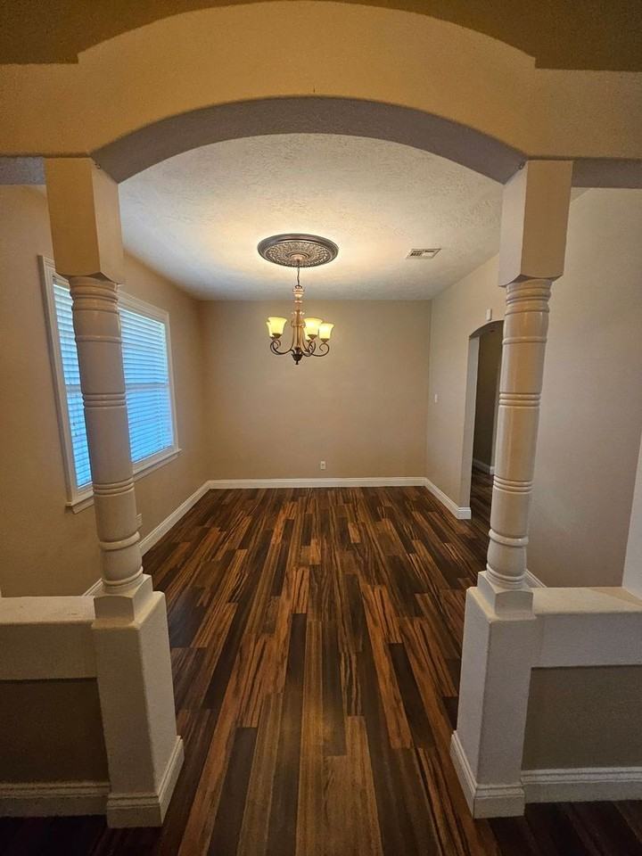 1005 Sherry Ln - Photo 3 of 20