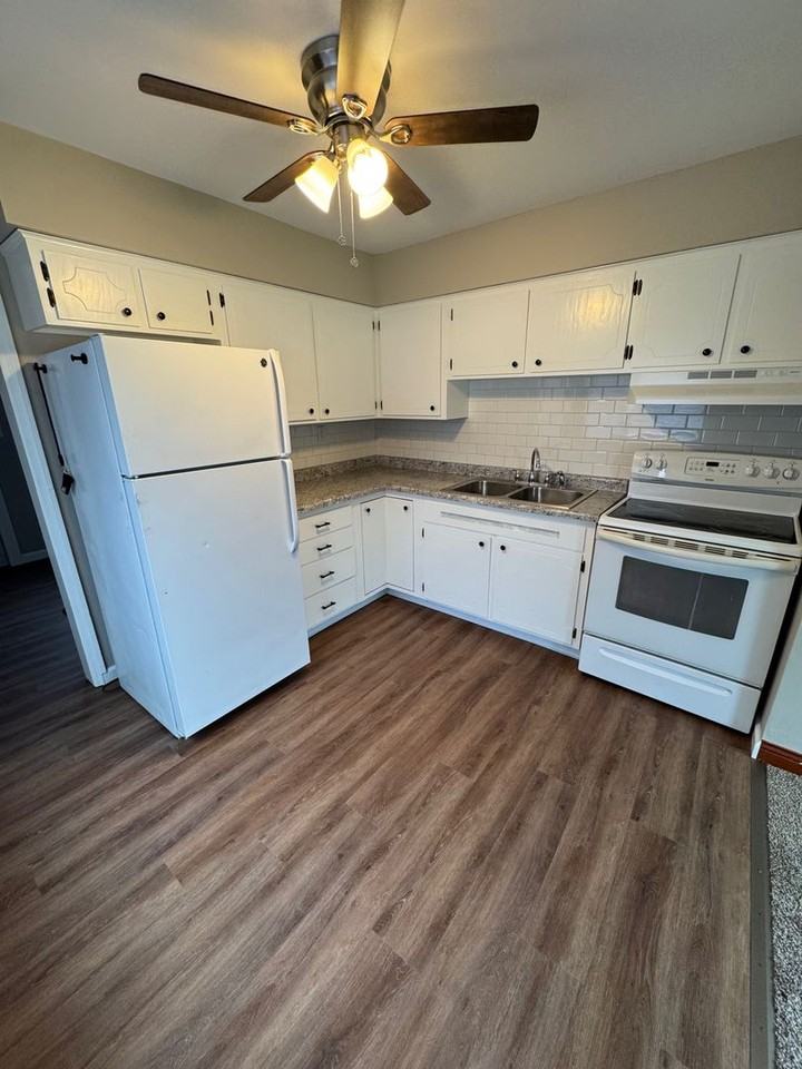 216 Winona Dr - Photo 2 of 11