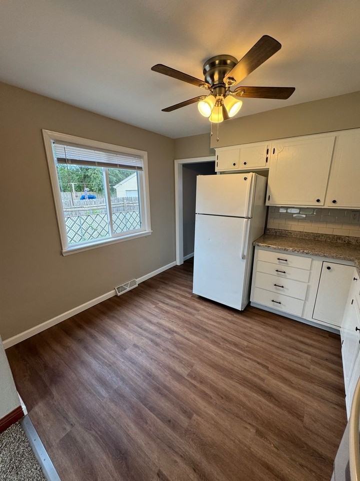 216 Winona Dr - Photo 3 of 11