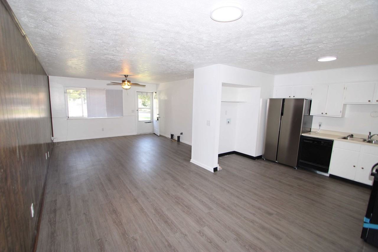 2511 Lincoln Ave - Photo 2 of 16