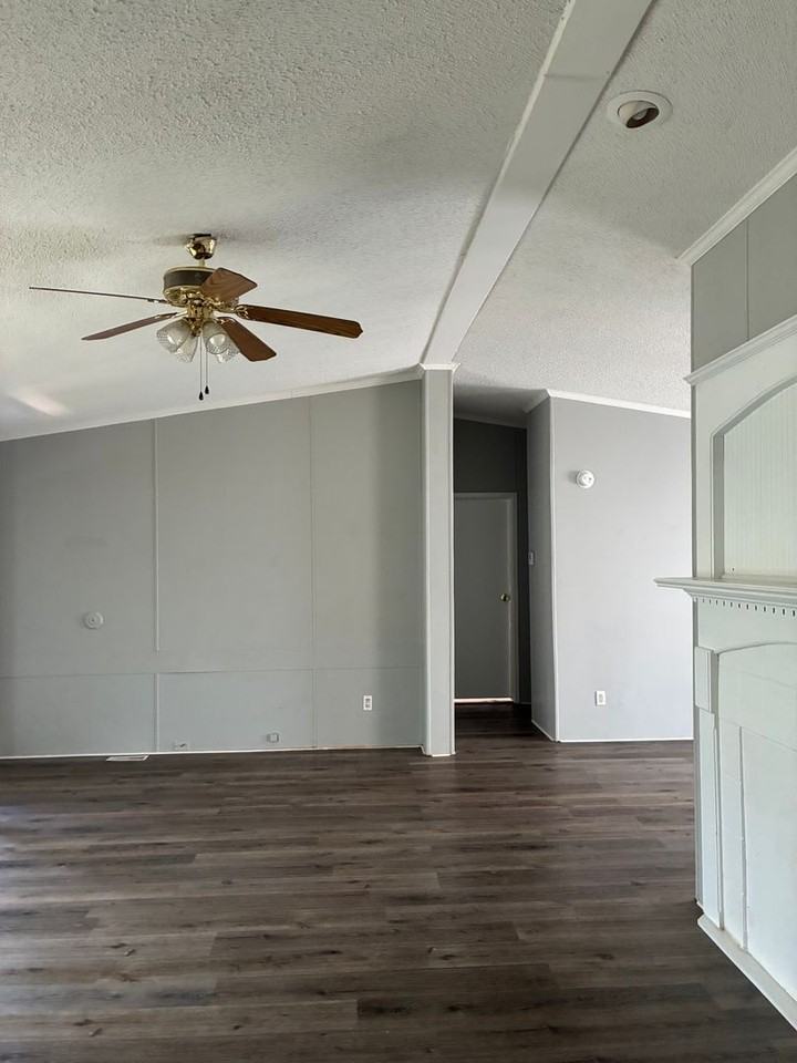 202 202 E Oliver - Photo 3 of 16