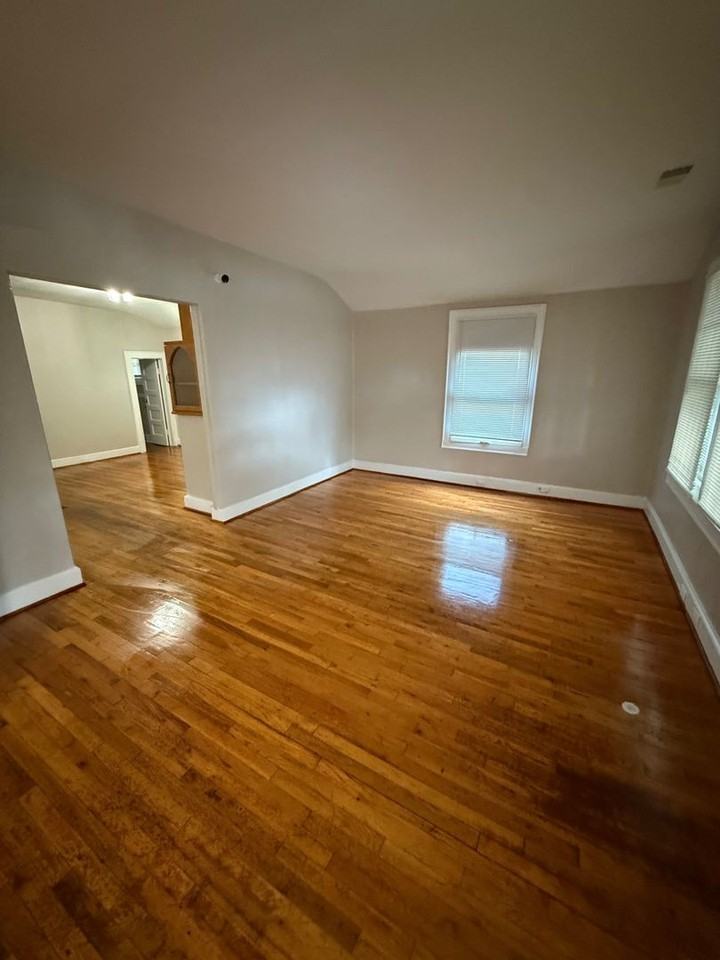 1318 Oak St - Photo 4 of 17