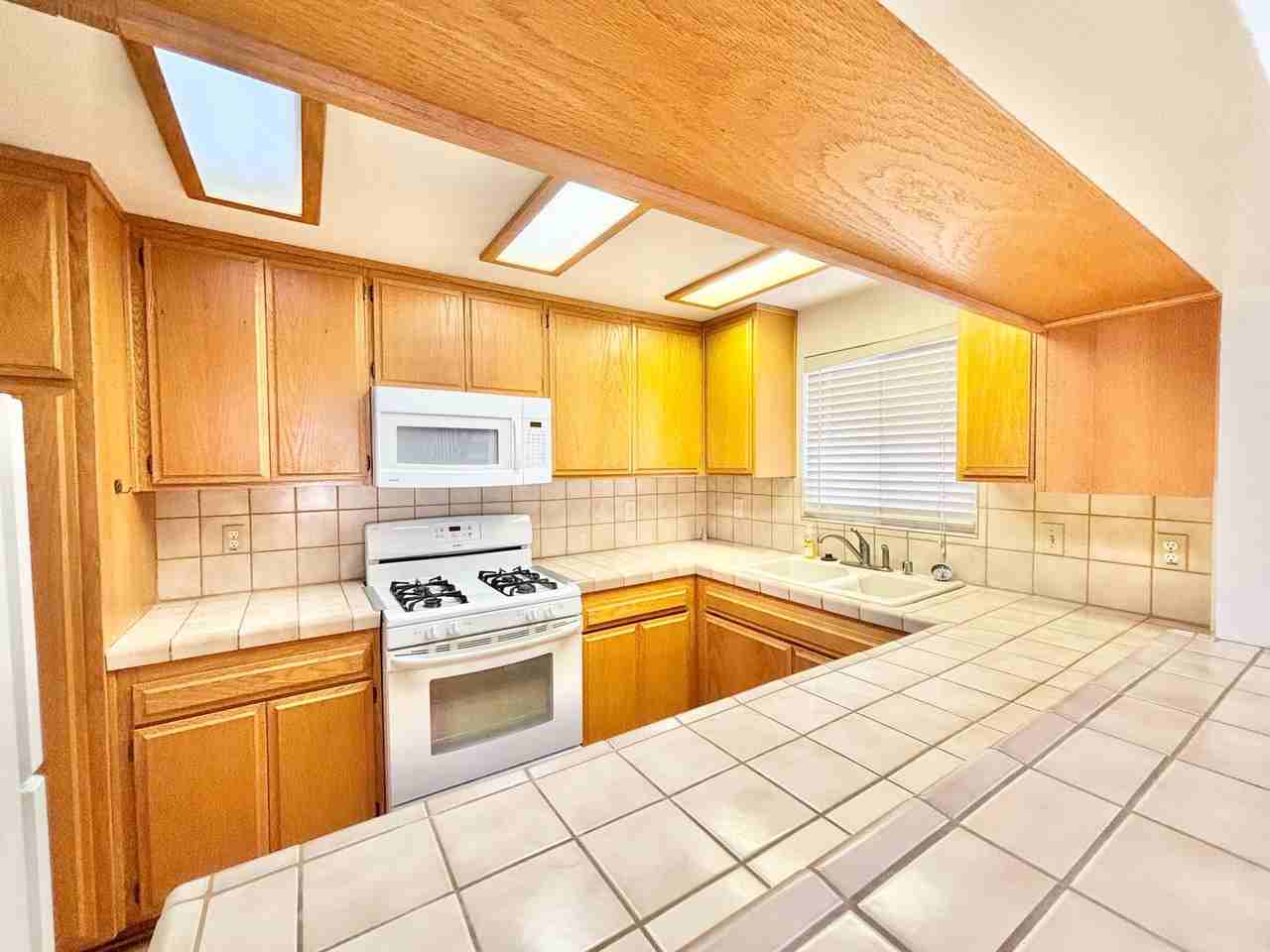 272 Cahuenga Dr - Photo 3 of 39