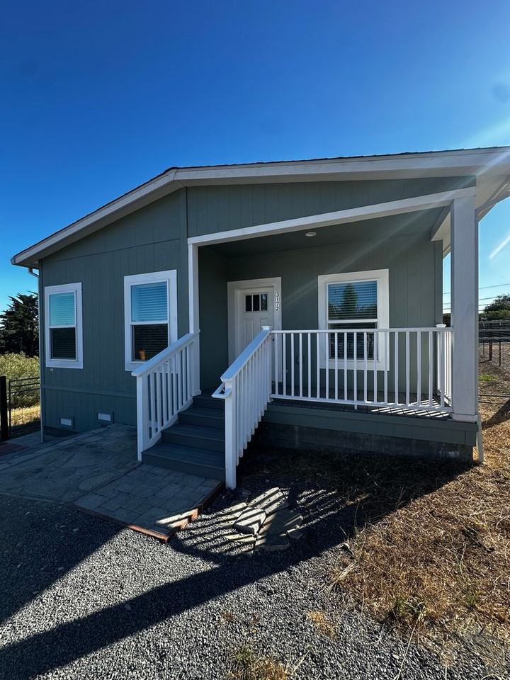 3172 Burnside Rd - Photo 3 of 33