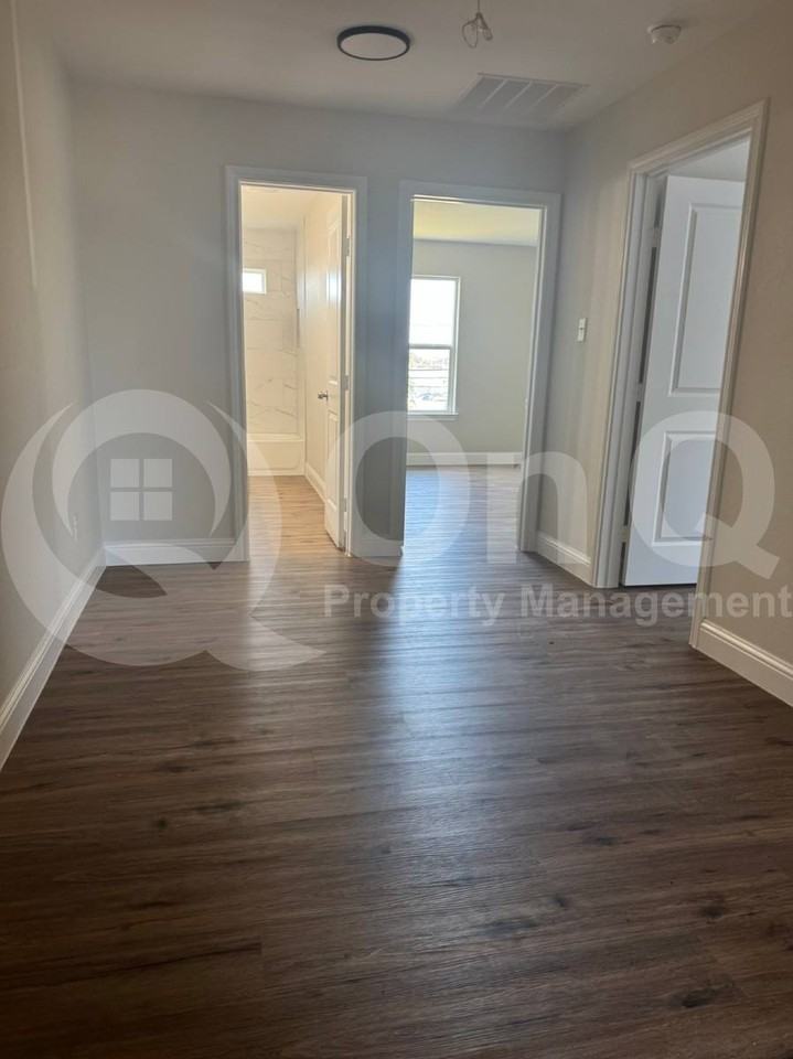 8003 W Elizabeth Ln - Photo 5 of 10